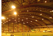 stfoldhallen i Fr.stad er Norges strste fotballhall. Romfagverkene i taket har en spennvidde p 90 m.
